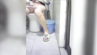Đặt cam quay lén nhà vệ sinh công cộng 1