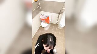 Nứng cặc lôi bạn thân bắt em bú cu trong toilet trường