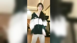 Hớ hênh khi live stream Tiktok, Gái china lộ Vú hồng hào