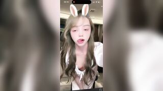 Sự cố livestream hớ hênh, Hot girl lộ núm vú Núng vcl