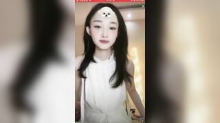 Sự cố, Gái Xinh hớ hênh lộ núm vú khi live strema