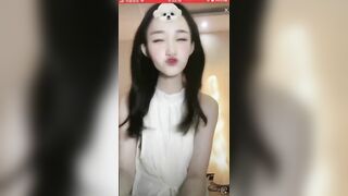 Sự cố, Gái Xinh hớ hênh lộ núm vú khi live strema