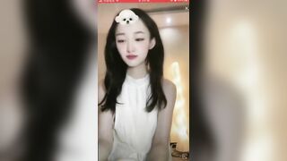Sự cố, Gái Xinh hớ hênh lộ núm vú khi live strema