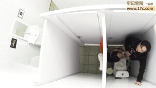 Dâm nữ vú bự xinh đẹp dâm đãng nứng lồn gạ đụ người lạ ở nhà vệ sinh công cộng