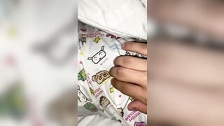Làm liều lúc con em họ ngủ say, xoa xoa rồi ngửi lồn của nhỏ