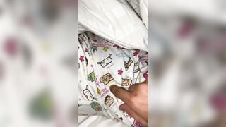 Làm liều lúc con em họ ngủ say, xoa xoa rồi ngửi lồn của nhỏ