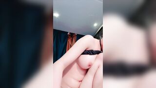 Anh nhìn cái lồn em phụt nước nè anh muốn bú không