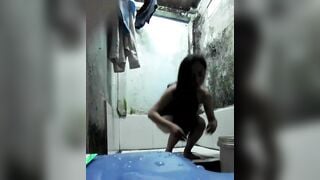 Quay lén em teen xinh đi đái khi nhà có đám cưới