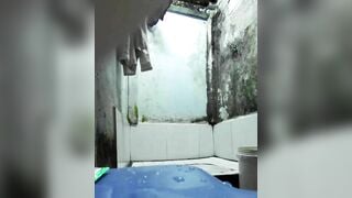 Quay lén em teen xinh đi đái khi nhà có đám cưới