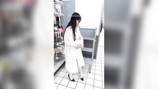 Dâm nữ khỏa thân khiêu dâm khi đi mua đồ trg trung tâm thương mại