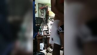 Không mặc sì líp ở nhà em gái 2k9 bị anh họ đè đụ.