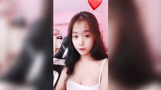 Sự cuốn hút của em nằm bên dưới