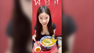 ” Tiếp đi a sắp ra rồi… Anh ra nha” Bắn tinh vào miệng e nó nuốt hết