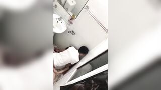 Quay lén cặp đôi học sinh trốn vào wc địt nhau