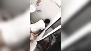 Quay lén cặp đôi học sinh trốn vào wc địt nhau