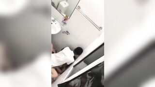 Quay lén cặp đôi học sinh trốn vào wc địt nhau