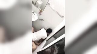 Quay lén cặp đôi học sinh trốn vào wc địt nhau