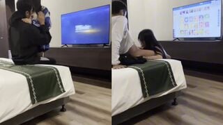 Em học sinh còn mặc đồng phục chốn học đi khách sạn