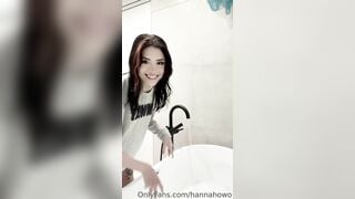 hannahowo xinh đẹp lột đồ khỏa thân show hàng cười tươi như hoa khi đi tắm