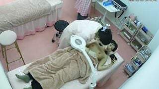 Quay lén spa gái xinh vú nhỏ đi triệt lông lồn