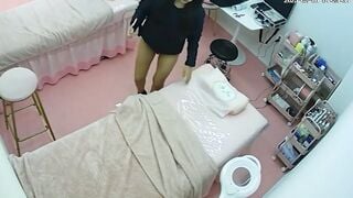 Quay lén spa gái xinh vú nhỏ đi triệt lông lồn