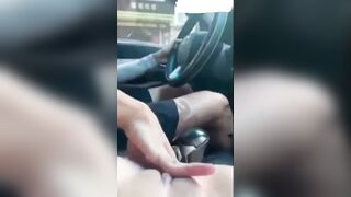Vừa lái xe vừa móc em