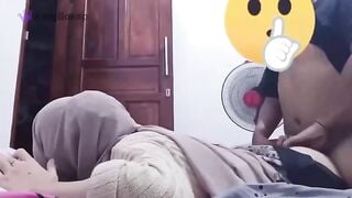 bố đi làm thanh niên ở nhà lén vào địt mẹ kế khi đang ngủ