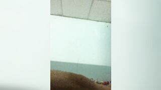 Mẹ kế dsang xem điện thoại bị con đè ra đụ