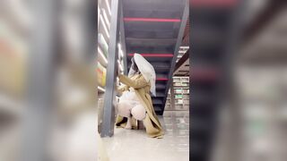 Dâm nữ vú bự cosplay cô dâu lén lút ngồi dưới cầu thang siêu thị show hàng móc lồn #1