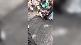 Đánh ghen cực gắt xé sì líp nhân tình trước đám đông.