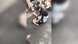 Đánh ghen cực gắt xé sì líp nhân tình trước đám đông.