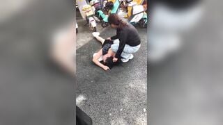 Đánh ghen cực gắt xé sì líp nhân tình trước đám đông.