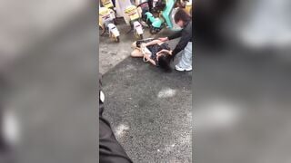 Đánh ghen quá gắt bà vợ xé sì líp của ả nhân tình trước đám đông.