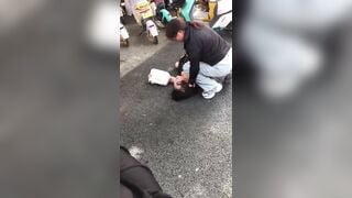 Đánh ghen quá gắt bà vợ xé sì líp của ả nhân tình trước đám đông.