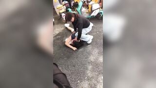 Đánh ghen quá gắt bà vợ xé sì líp của ả nhân tình trước đám đông.