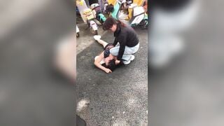 Đánh ghen quá gắt bà vợ xé sì líp của ả nhân tình trước đám đông.
