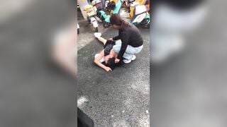 Đánh ghen quá gắt bà vợ xé sì líp của ả nhân tình trước đám đông.