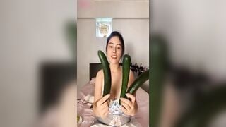 Chị gái tự sướng cùng mấy quả hàng cực khủng