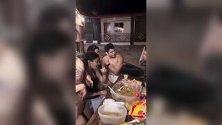 Ăn nhậu mà em kéo sì líp vô khe lồn hở mép lồn cực dâm