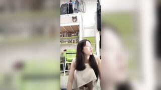 Dọn dẹp kí túc xá em gái quên mình ko mặc sì líp lộ cái lồn đầy lông đen sì.