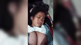Anh họ đè đụ lồn em gái 16 tuổi còn trinh đụ đau đến phát khóc.