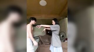 Anh họ muốn ẵm em gái 17 tuổi lên nắc cho đả cái nư thì bất ngờ cha mẹ lại về.