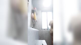 Quay lén chị dâu tắm P1
