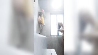 Quay lén chị dâu tắm P1