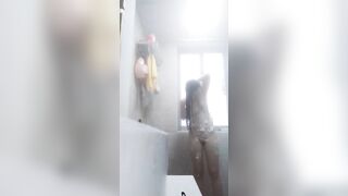 Quay lén chị dâu tắm P2