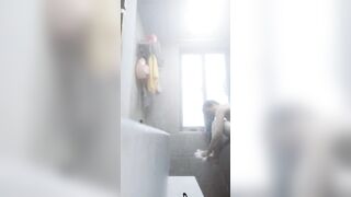Quay lén chị dâu tắm P2