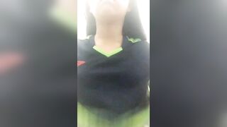 Em gái show vú
