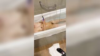 Vô nhà tắm thấy mẹ vợ đang tắm