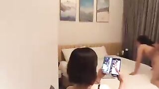 Cho chồng chịch bạn thân r đứng quay phim