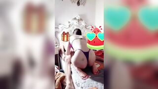 Nhìn vợ phục vụ cho anh trai